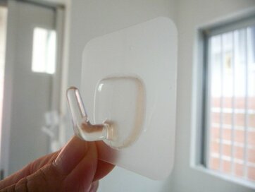 吸盤タイプの収納グッズが落ちるストレスは、フィルムフックで解決