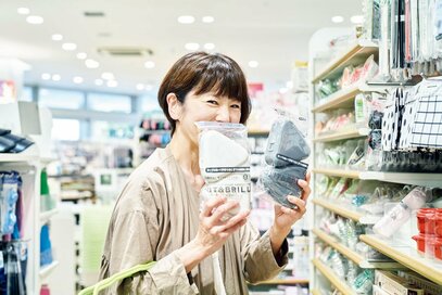 料理家のワタナベマキさんもセリアに夢中。シンプルでおしゃれな100円家事グッズ