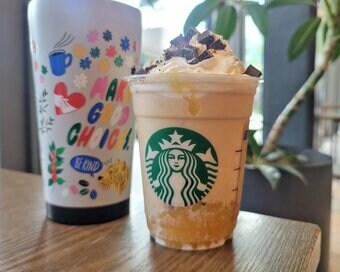 「スターバックス」の新作、バナナのフラペチーノがおいしくて歓喜。おすすめのトッピングは？