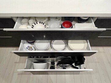 キッチンに採用するなら「引き出し収納」が正解。開き戸に比べて、ストレスが段違い