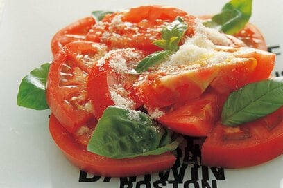 市販のドレッシングでプロの味に！ひと手間でおしゃれすぎる「トマトサラダ」が完成