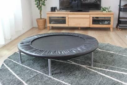 「イス脚キャップ」の意外な使い方。100均のシリコン製をトランポリンに