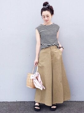 旬の“ワイドチノパン”はフレンチマリンに着るのが大人女子流！