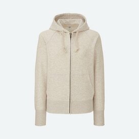 流行の“ノーカラー”アウターには、ユニクロのジップパーカが好相性！