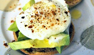 ＜レシピ1＞アボカドと卵のっけトーストのつくり方