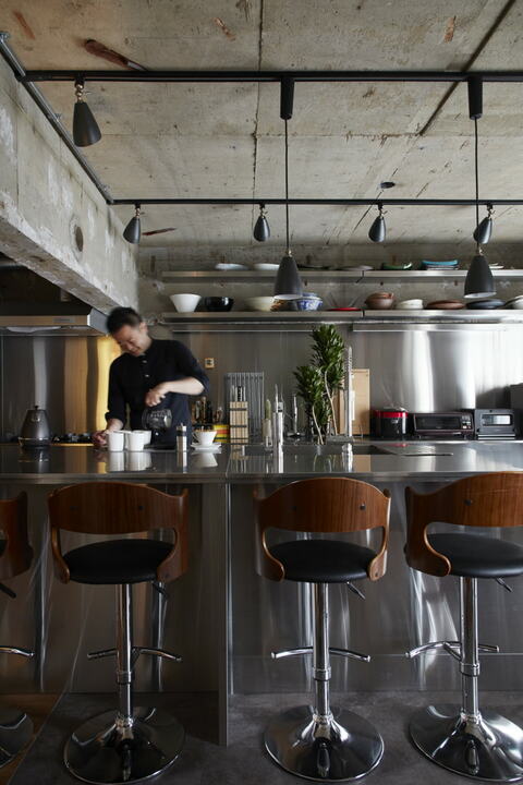 バーカウンターのようなカウンターキッチン