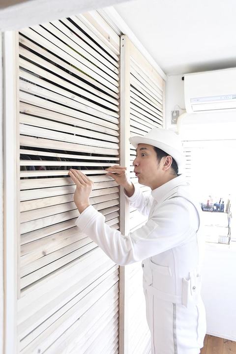 ルーバー扉を備えたクローゼット