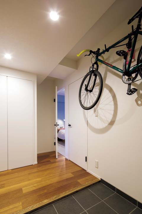 幅を広げ、自転車を収納できるようにした玄関