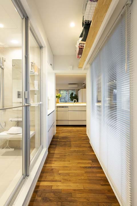 ガラス張りのバスルーム