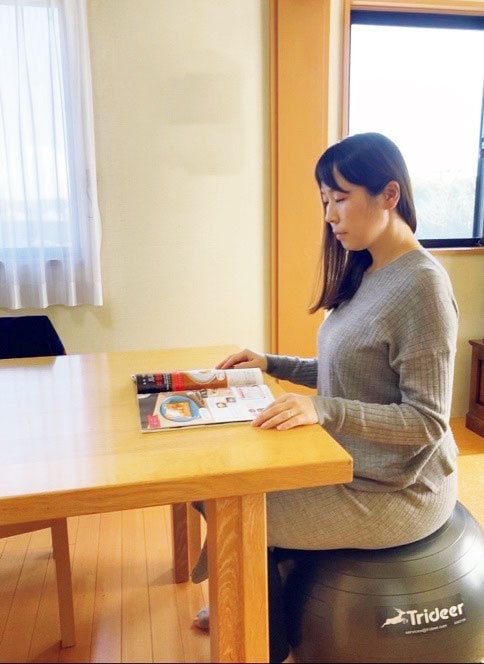 バランスボールに座る女性
