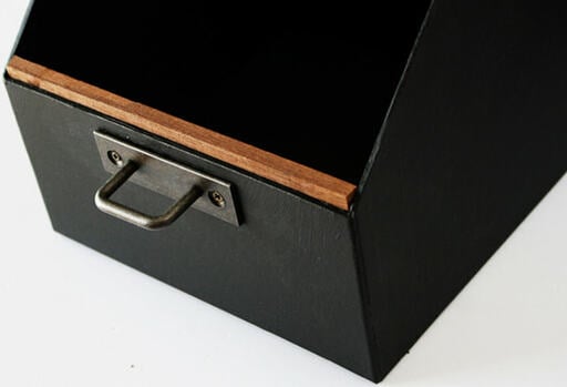 紙箱の正面に、ハンドルをネジで固定する