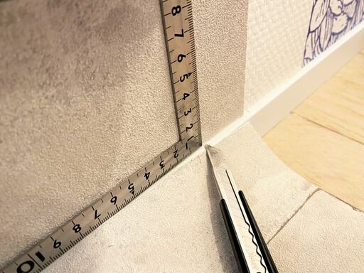 余った壁紙は最後にカッターで切る