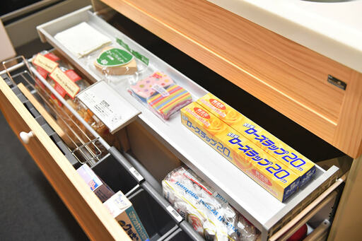 収納内部。上段にラップあり。