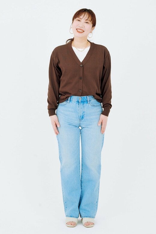 薄い色のデニムを履いたやまみさん