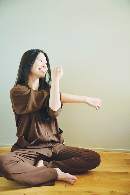ストレッチをする女性
