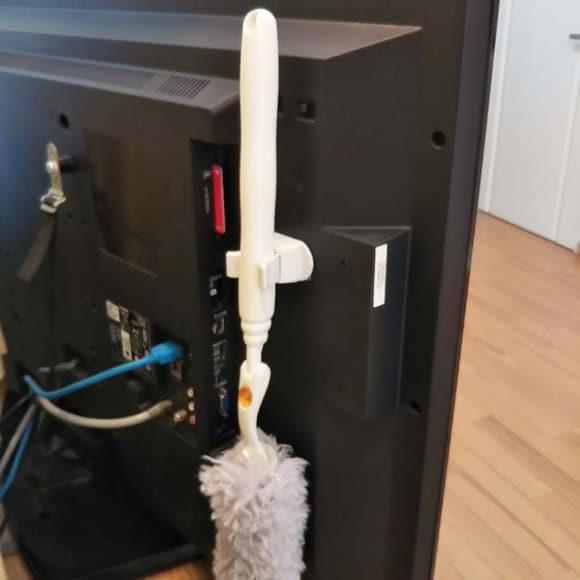 テレビの裏に隠す