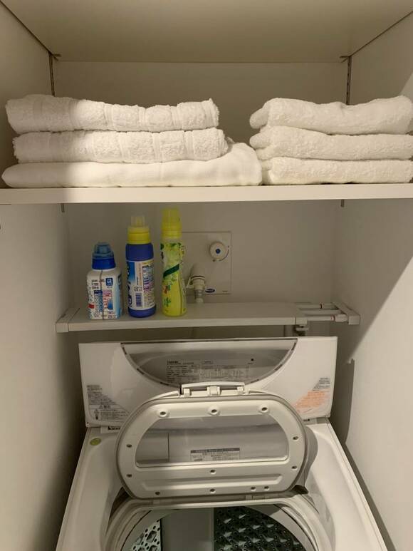 洗濯機のフタがあくようにつっぱり棒を設置