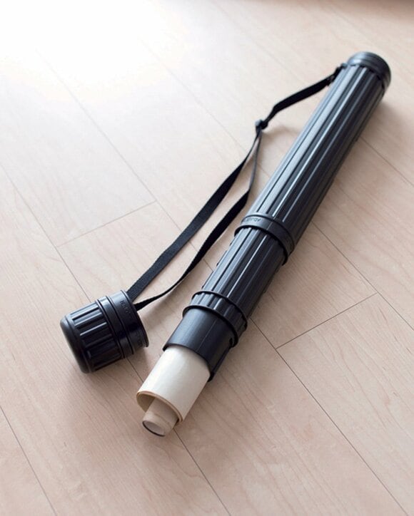 ポスターを筒型の製図用ケースに保管している様子