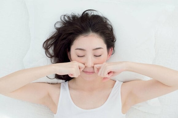 人差し指で小鼻