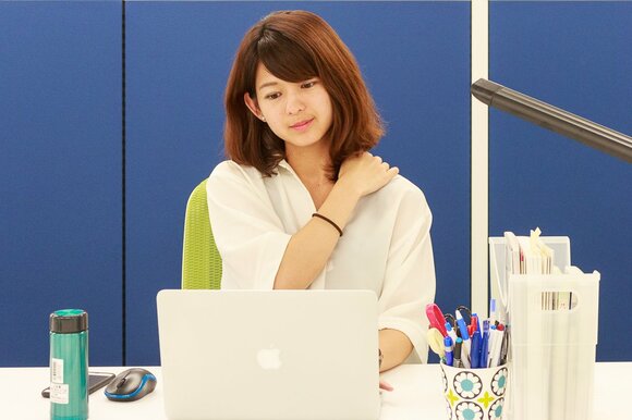 座って行うねこ背矯正ストレッチ