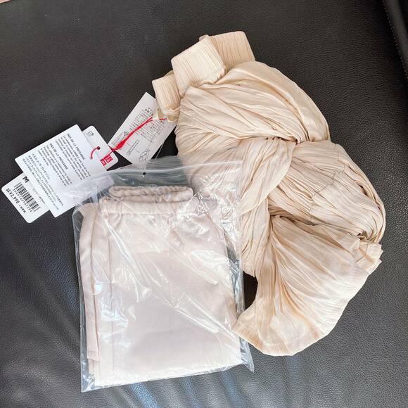 箱から取り出してすぐのツイストプリーツロングスカート