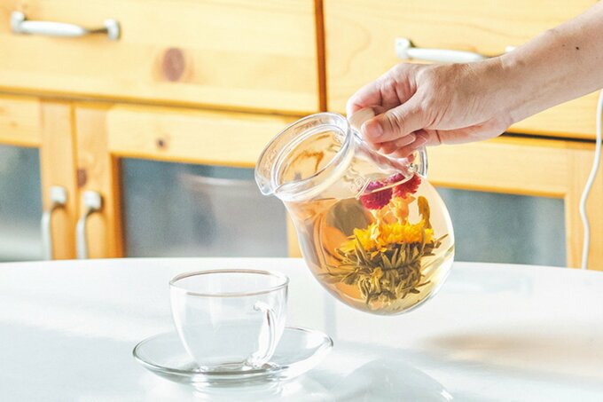 カップにお茶を注ぐ様子