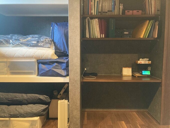 寝室の押入れの隣のワークスペース
