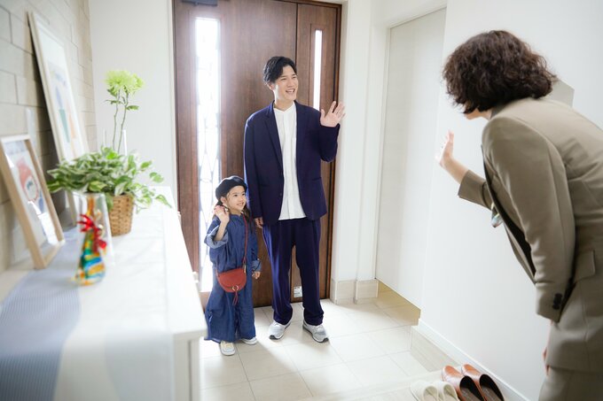 部屋を出る家族
