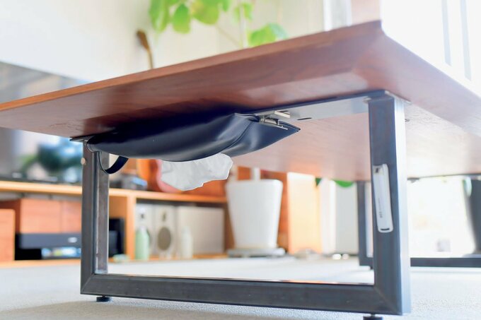 ティッシュはマグネットクリップで天板の裏に