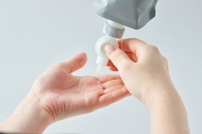 詰替えパウチ用吊り下げノズルから液体をを出す様子