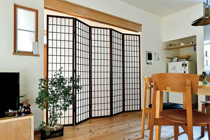 古民家から調達した建具や屏風