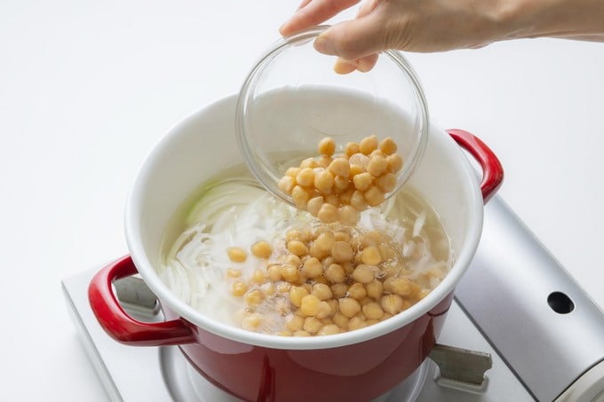 鍋に豆を入れる