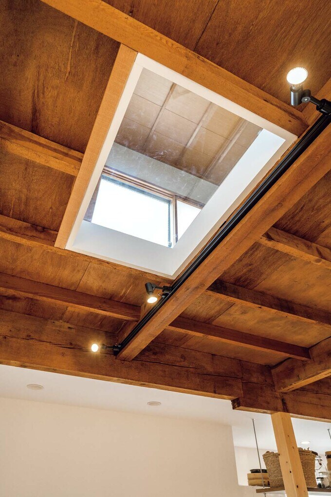 2階の窓からの光がダイレクトに降り注ぐ