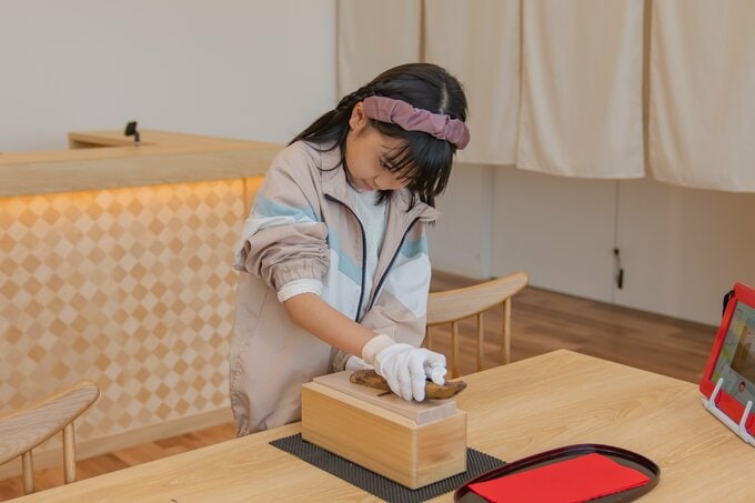 カツオ節削り体験で、削りたての香りを体験