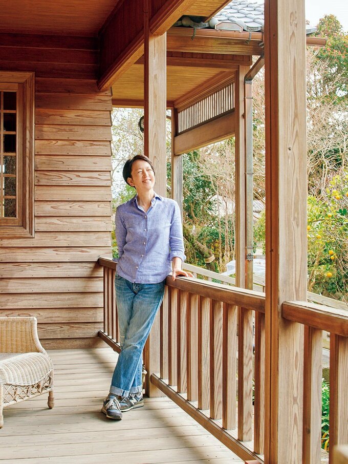 テラスに立つ門倉多仁亜さん