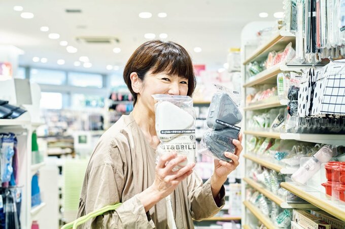 おにぎりケースと女性