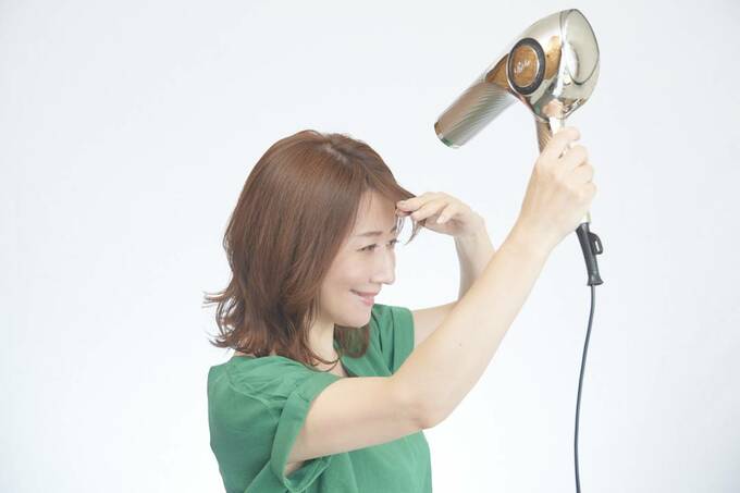前髪を乾かす