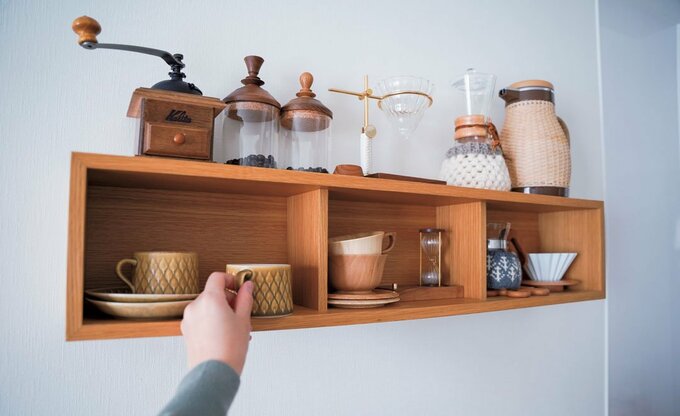 コーヒーカップなどの棚