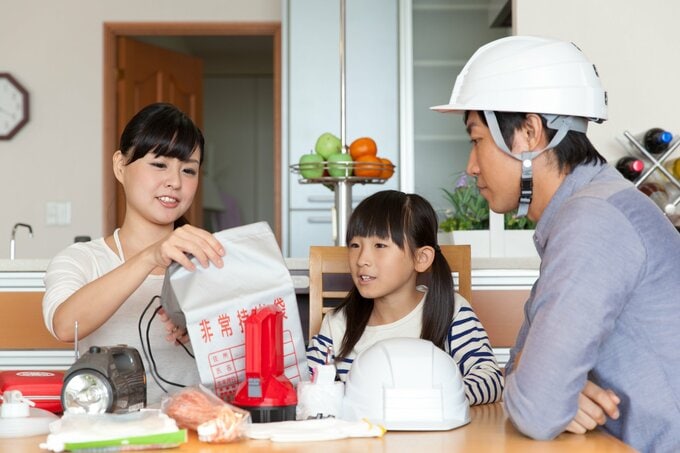防災バッグを準備する家族