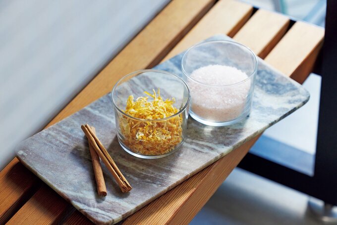 プレートに乗せられたバスソルトや、乾燥させたかんきつの皮