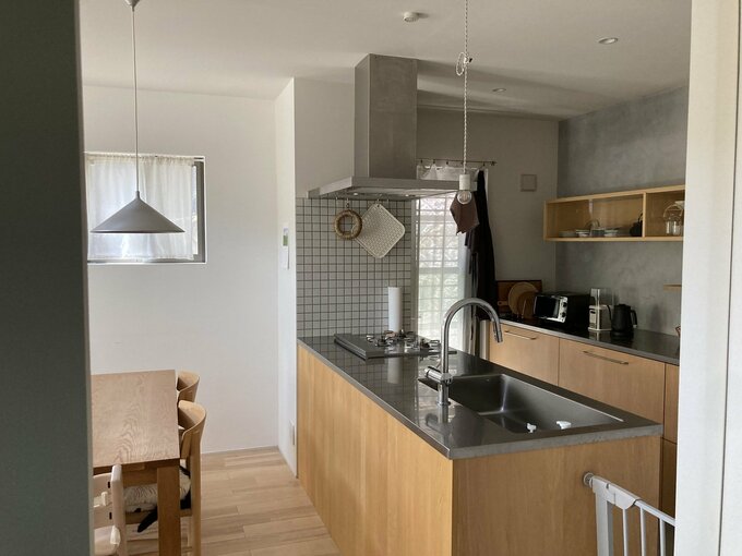 対面キッチンの表側。回り込むと収納の工夫が