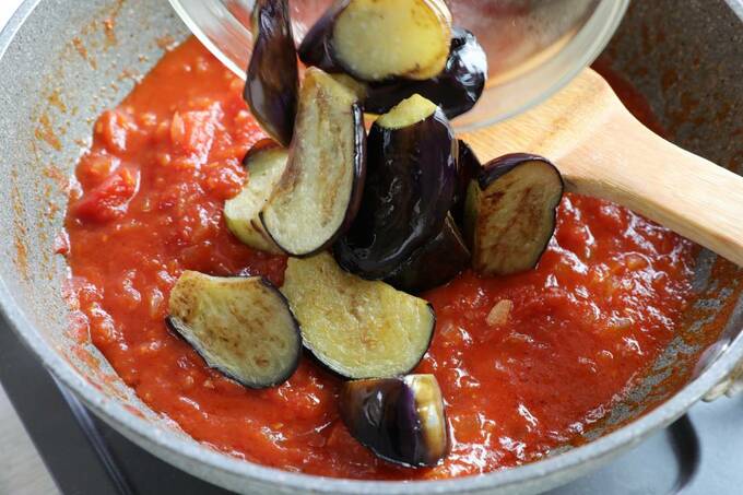 フライパンにナス戻す