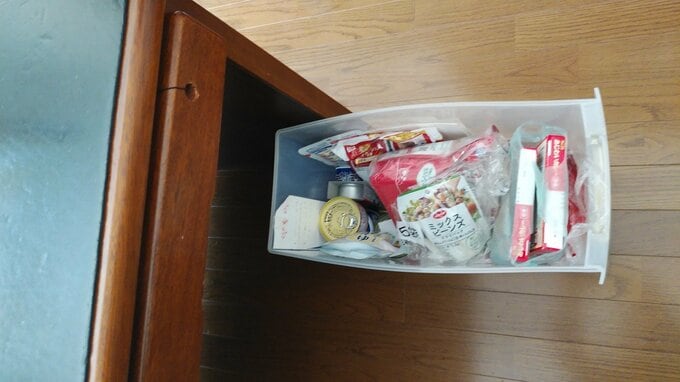 机の下にストック