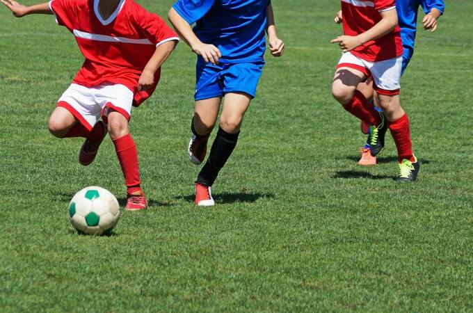 サッカーをする様子