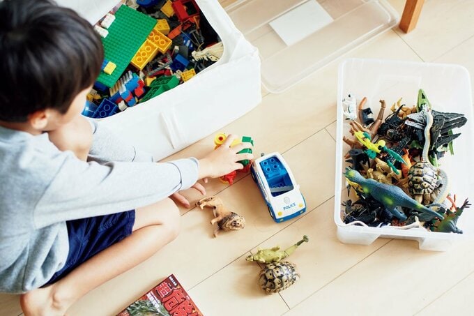 オモチャで遊ぶ子ども