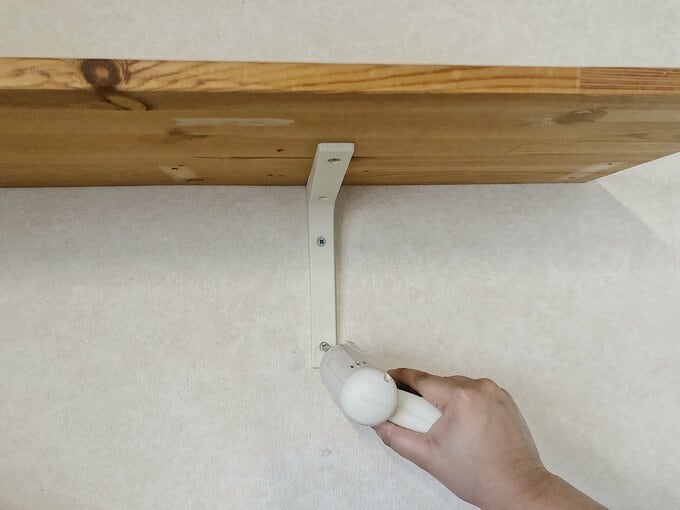 下地の位置を確認したら、ブラケットを木ネジで固定
