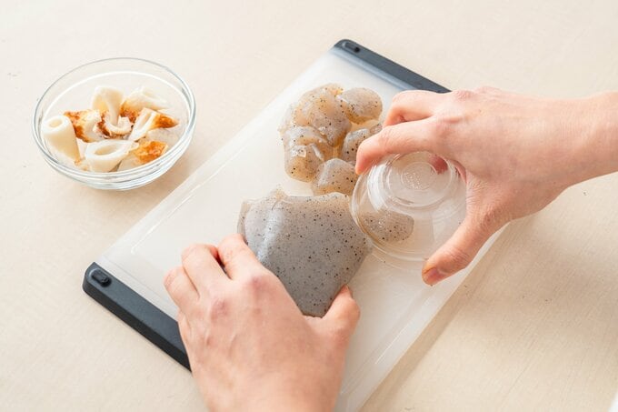 ちくわとコンニャクを切っている様子