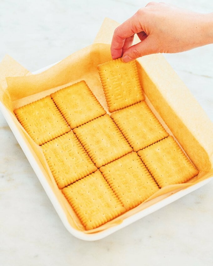 ビスケットを敷き詰める