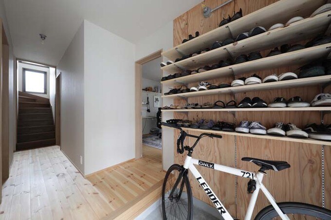 オープン棚の靴棚がある玄関