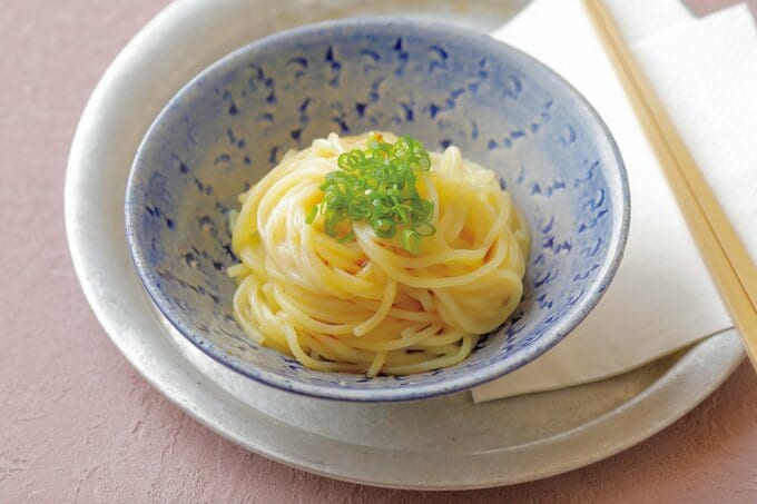 切った細ネギをのせた中華麺
